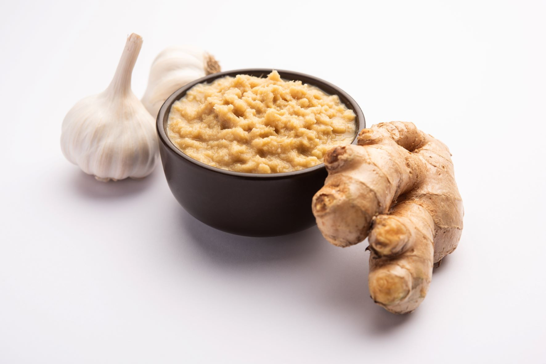 fresh-ginger-garlic-paste-adrak-lahsun-puree-ceramic-bowl-selective-focus.jpg